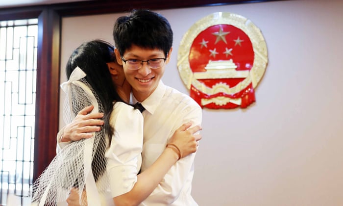 Một cặp vợ chồng Trung Quốc tại lễ cưới. Ảnh: REX/Shutterstock.