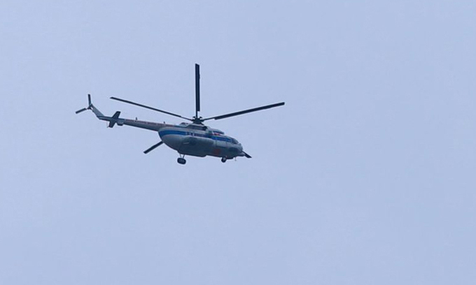 Trực thăng trên bầu trời xã Phong Xuân, lúc 9h30 sáng 14/10. Ảnh: VN Express.