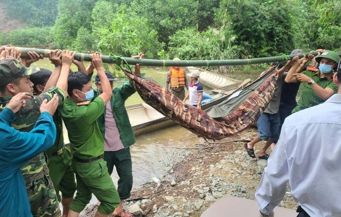 Sạt lở thủy điện Rào Trăng 3: Đưa thi thể nạn nhân đầu tiên ra ngoài