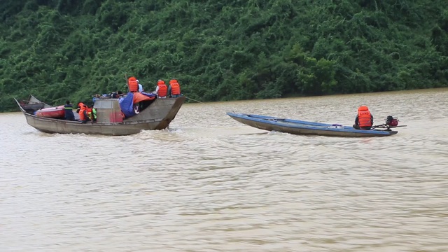 Sạt lở thủy điện Rào Trăng 3: Dừng cứu hộ do mưa và trời tối