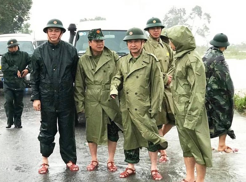 Thiếu tướng Nguyễn Văn Man, Phó Tư lệnh Quân khu 4 (đứng thứ 2 từ phải sang) kiểm tra tình hình lũ lụt ở Thừa Thiên Huế ngày 11/10.