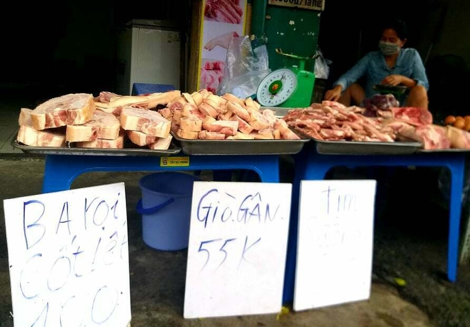 TP.HCM: Thịt heo đông lạnh 'siêu rẻ' được bán ở lề đường. Ảnh: VN Express.