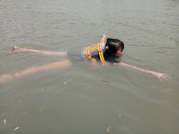 Tác dụng hiệu quả khi xuống nước, giữ cơ thể không bị chìm.