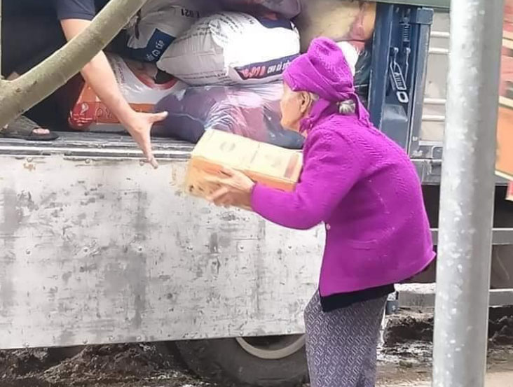 Bà cụ 93 bê thùng mì đi quyên góp khi thấy xe chở hàng vào miền Trung.
