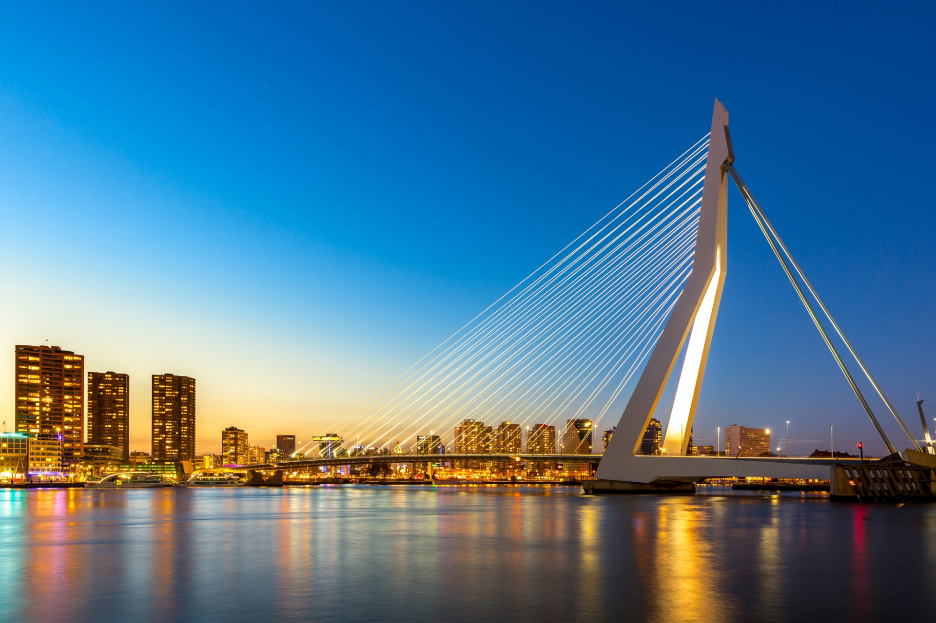 Cảng biển lớn nhất Châu Âu Rotterdam sống chung với lũ 800 năm.