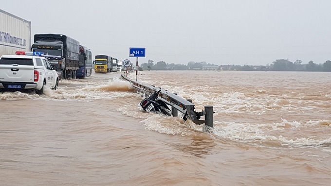Nước ngập trên quốc lộ 1 qua Hà Tĩnh. Ảnh: VN Express.