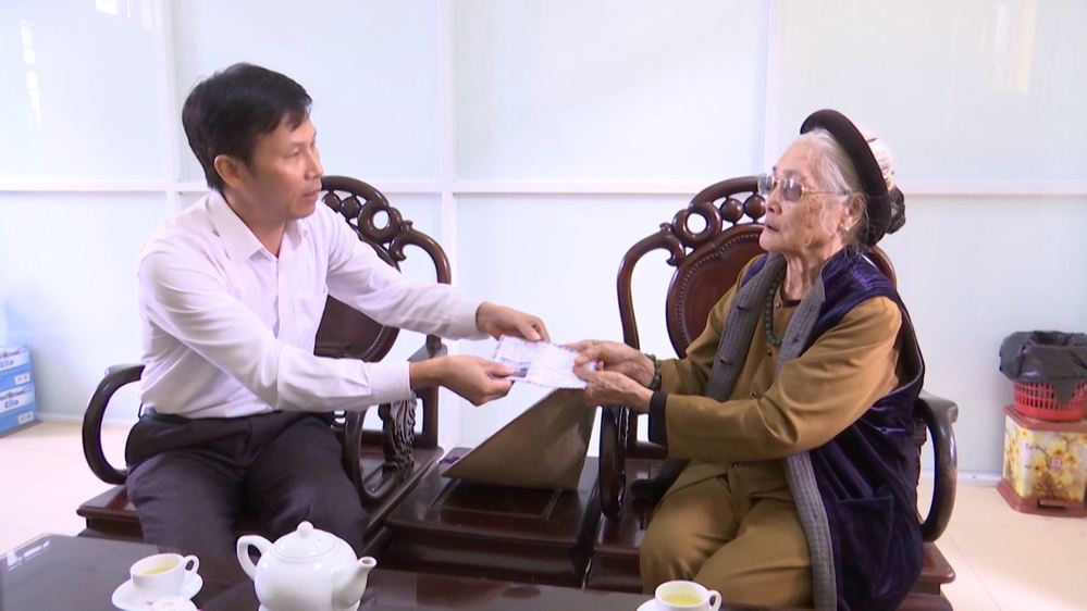 Bắc Ninh: Cụ bà 88 tuổi đập heo đất ủng hộ miền Trung 5 triệu đồng