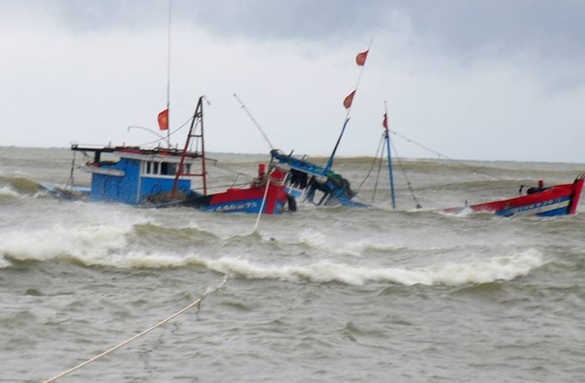 Bão Molave có thể khiến con thuyền lớn dưới biển văng lên bờ