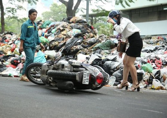 Hà Nội: Nước thải từ 'núi rác' chảy lênh láng khiến người đi đường bị ngã