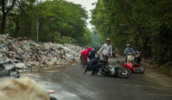 Hà Nội: Nước thải từ 'núi rác' chảy lênh láng khiến người đi đường bị ngã.