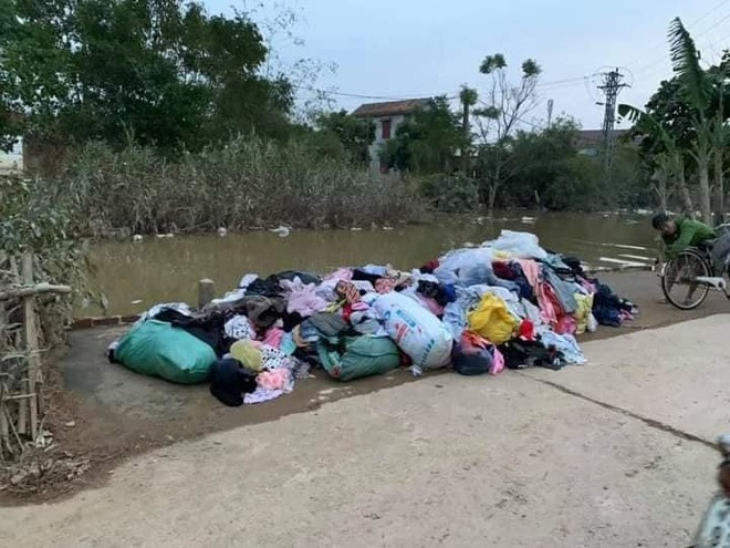 Thực hư quần áo từ thiện bị người dân miền Trung vứt bỏ cả đống ngoài đường