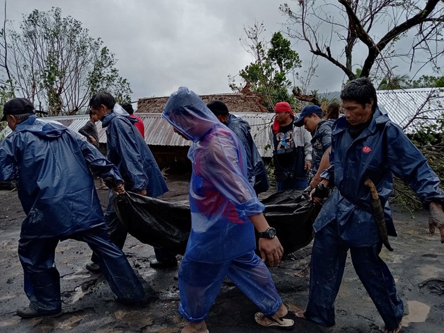 Lực lượng cứu hộ mang thi thể một người đàn ông chết đuối trong lũ lụt ở tỉnh Albay. Ảnh: AP