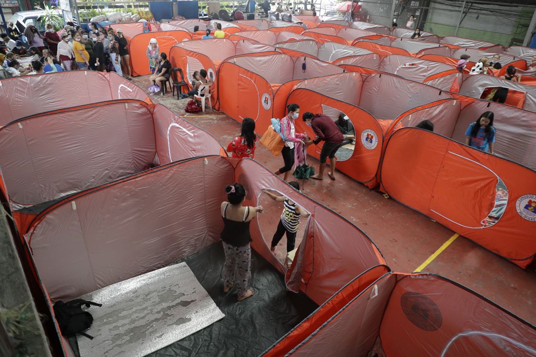 Cư dân tụ tập trong một trung tâm sơ tán khi mưa từ Goni bắt đầu đổ xuống Manila. Ảnh: AP