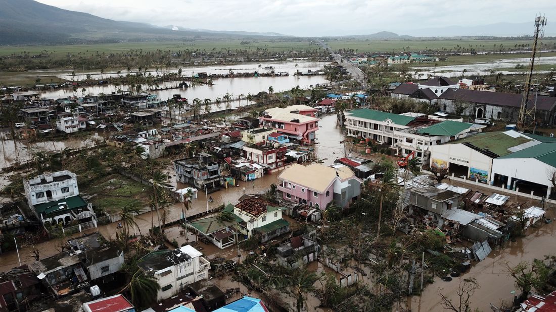 Ảnh chụp từ trên không cho thấy những ngôi nhà bị phá hủy và ngập lụt sau khi siêu bão Goni đổ bộ vào thị trấn Malinao thuộc tỉnh Albay. Ảnh: AFP