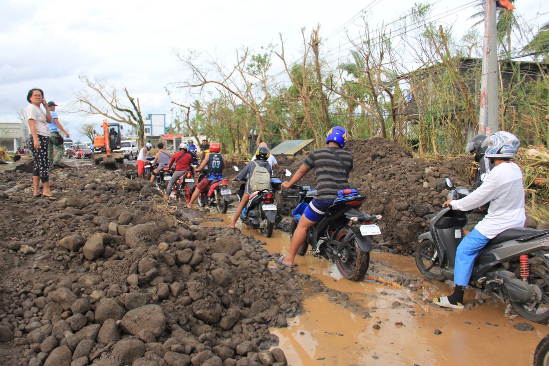 Một con đường bị hư hại ở Malilipot, Philippines. Ảnh: AFP