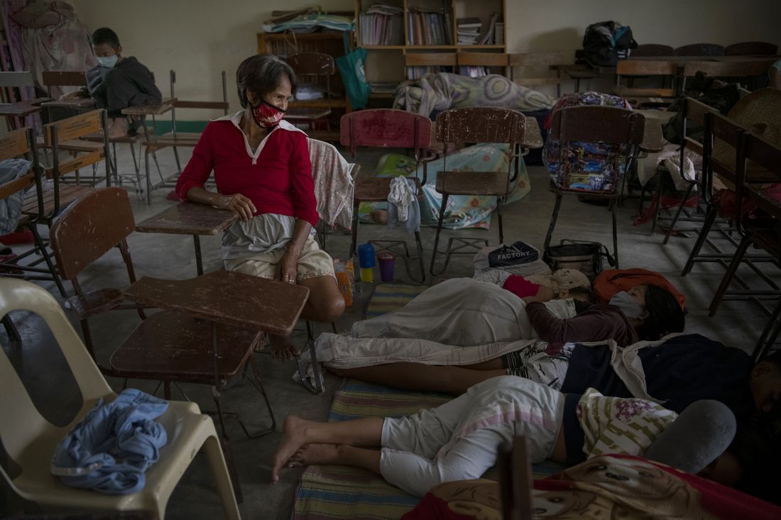 Cư dân trú ẩn bên trong một lớp học của trường công lập ở Tagkawayan. Ảnh: AP