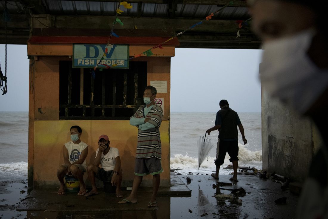 Người dân theo dõi mực nước biển và sóng khi cơn bão Goni đổ bộ vào Chủ nhật, ngày 1 tháng 11, ở Atimonan, Philippines. Ảnh: Jes Aznar/Getty Images.