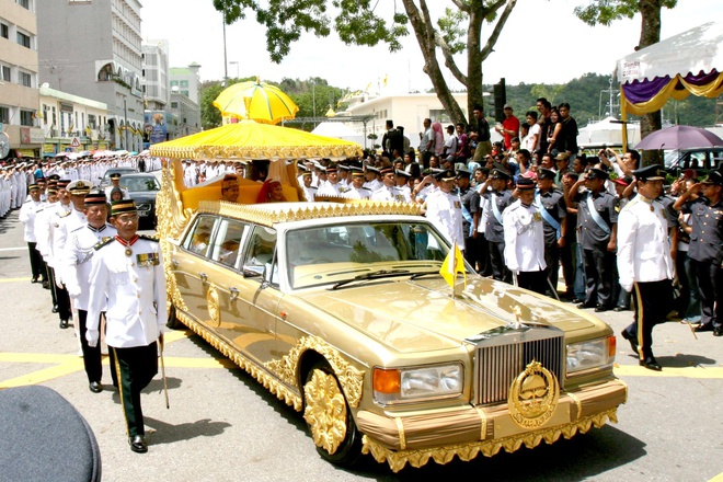 Chiếc ô tô được dát vàng của hoàng gia Brunei. Ảnh: AFP.