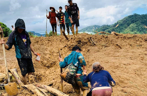 Lực lượng chức năng nỗ lực tiếp cận hiện trường vụ sạt lở núi ở xã Phước Lộc. Ảnh: Kênh 14.
