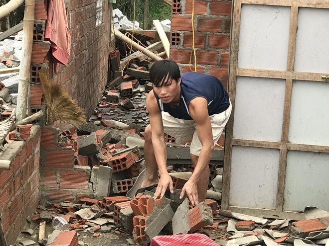 Nhà của một hộ dân ở TX.An Nhơn (Bình Định) bị sập do bão số 9 gây ra. Ảnh: Thanh Niên.