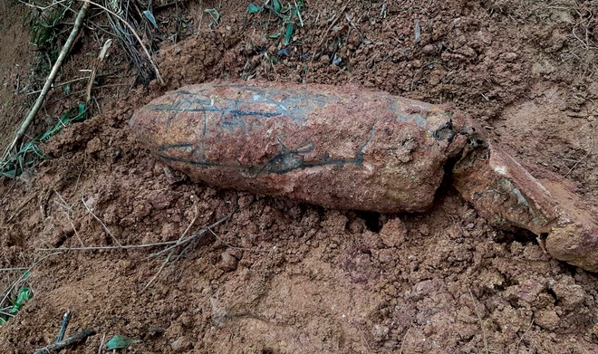 Quảng Bình: Sau sạt lở, bom nặng hơn 300 kg lộ thiên.