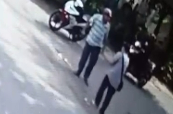 Lỡ lời mời khách mua vé số 2 lần, người bán vé dạo bị đánh giữa đường
