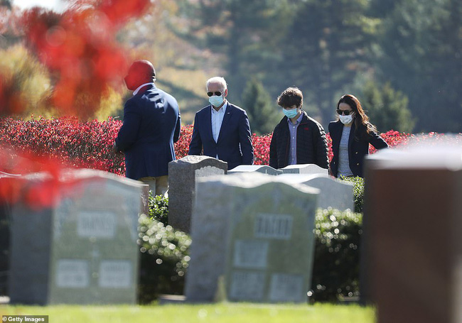 Ông Joe Biden đến thăm mộ con trai cả quá cố. Ảnh: Getty Images.
