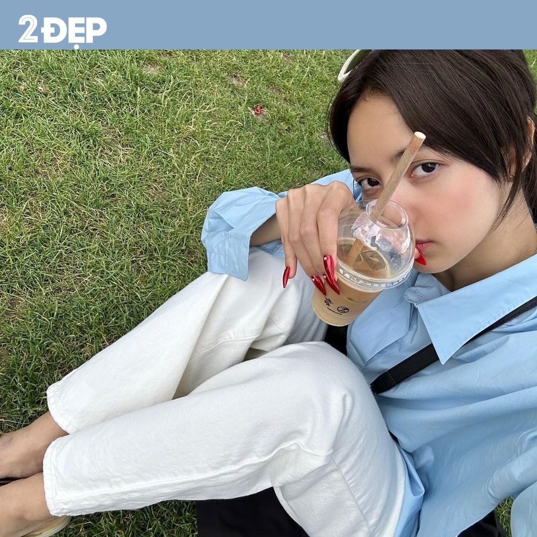 Lisa BlackPink mang giày lười - phong cách quiet luxury được giới tỷ phú ưa chuộng