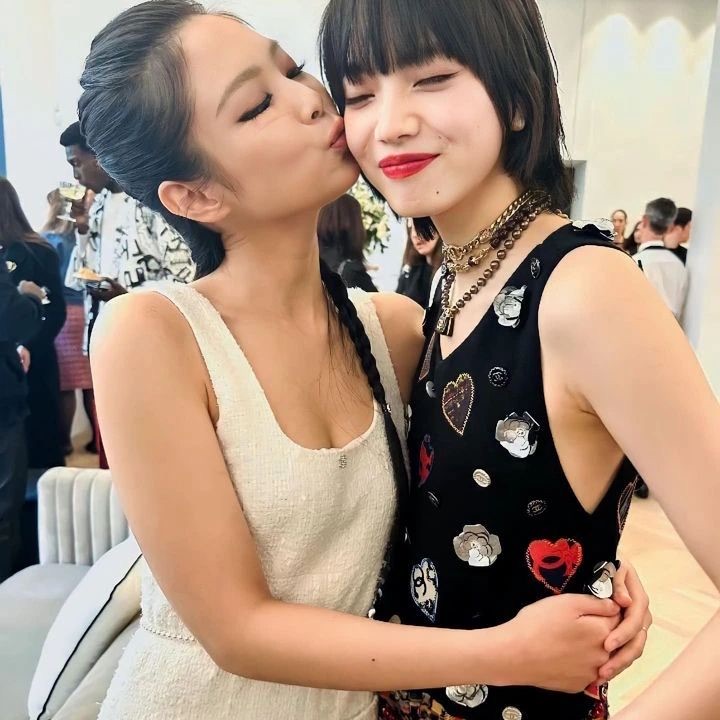 Jennie và Nana gặp nhau trong show diễn Chanel