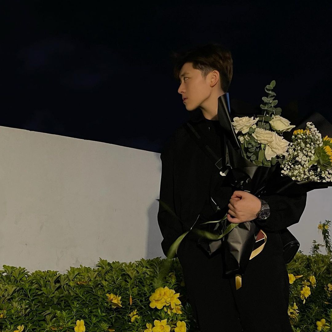Gavin, bạn trai của Bâu Krysie, không thua kém khi gây sốt với vẻ đẹp mang phong cách ngầu và cool, cuốn hút cả hai giới. Với đôi mắt to tròn, khuôn mặt v-line, gương mặt tôn lên đường nét quyến rũ, sống mũi cao cùng làn da trắng, Gavin nổi bật và thu hút ánh nhìn. Trên các bức hình chia sẻ trên mạng xã hội, anh không thua kém bất kỳ thần tượng Kpop nào với vẻ điển trai, thần thái cuốn hút và lạnh lùng