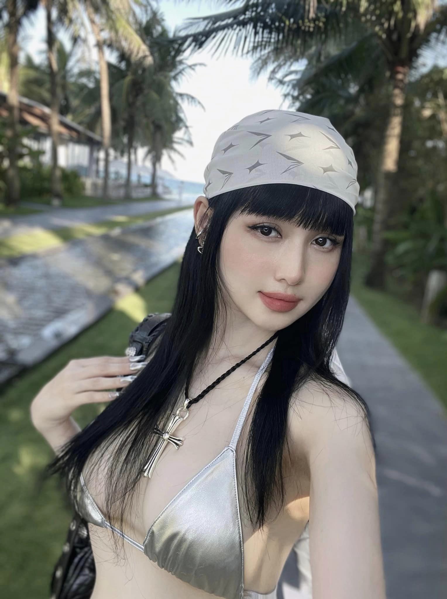 Hình ảnh của Tâm Tít được nhiều người đánh giá như một búp bê thực sự, với vẻ đẹp đầy nữ tính và quyến rũ