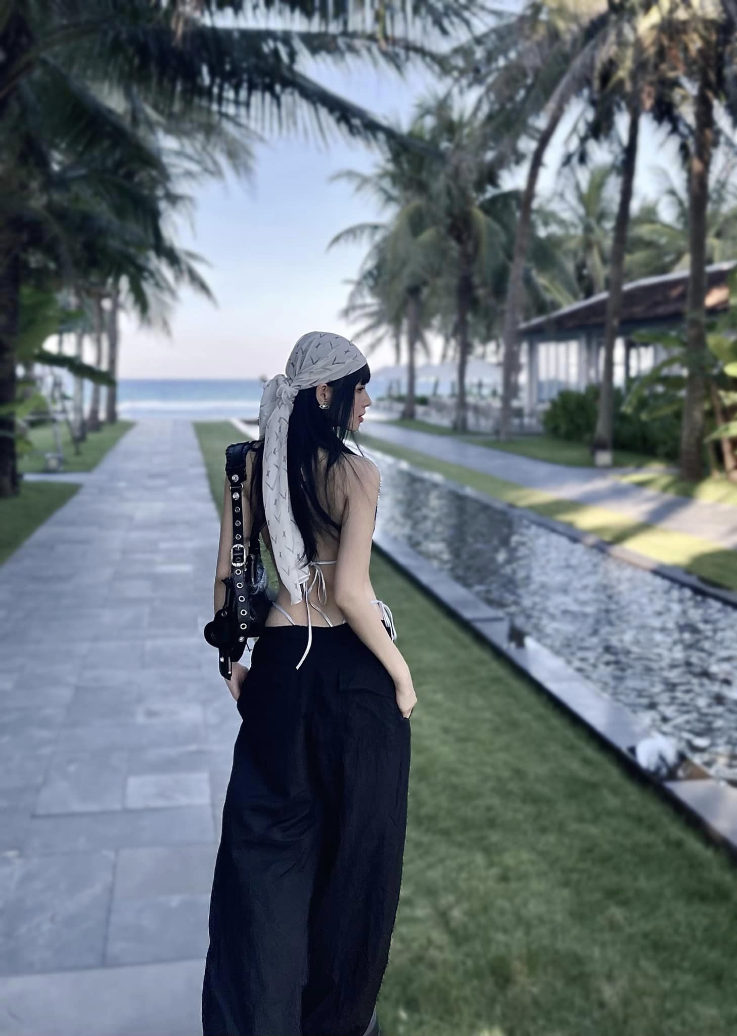 Không những thế, đặc điểm nổi bật là vòng eo thon gọn đã khiến Tâm Tít được ngợi khen không ngớt từ đông đảo công chúng