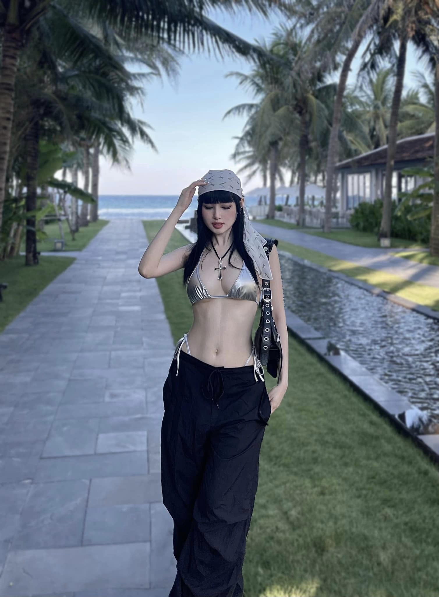 Bộ bikini tôn lên làn da trắng mịn, vóc dáng sexy của Tâm Tít, kết hợp với vòng 1 quyến rũ và bụng phẳng láng cho thấy vẻ đẹp của 