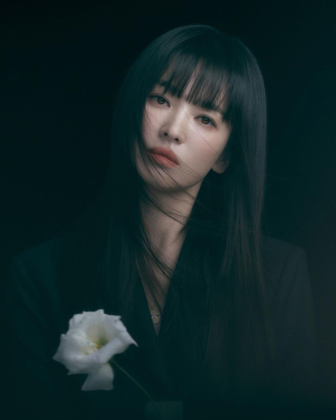 Vượt qua mốc 20 năm trong nghề, Song Hye Kyo vẫn giữ vững sức hút của mình. Khả năng diễn xuất xuất sắc đã giúp cô liên tục ghi điểm với những dự án nổi bật. Không chỉ sở hữu nhan sắc bất chấp thời gian, vẻ đẹp của cô còn thu hút ánh mắt của các thương hiệu xa xỉ, mời cô trở thành đại sứ thương hiệu. Với sự cố gắng không ngừng nghỉ và danh tiếng ngày càng củng cố, thu nhập 