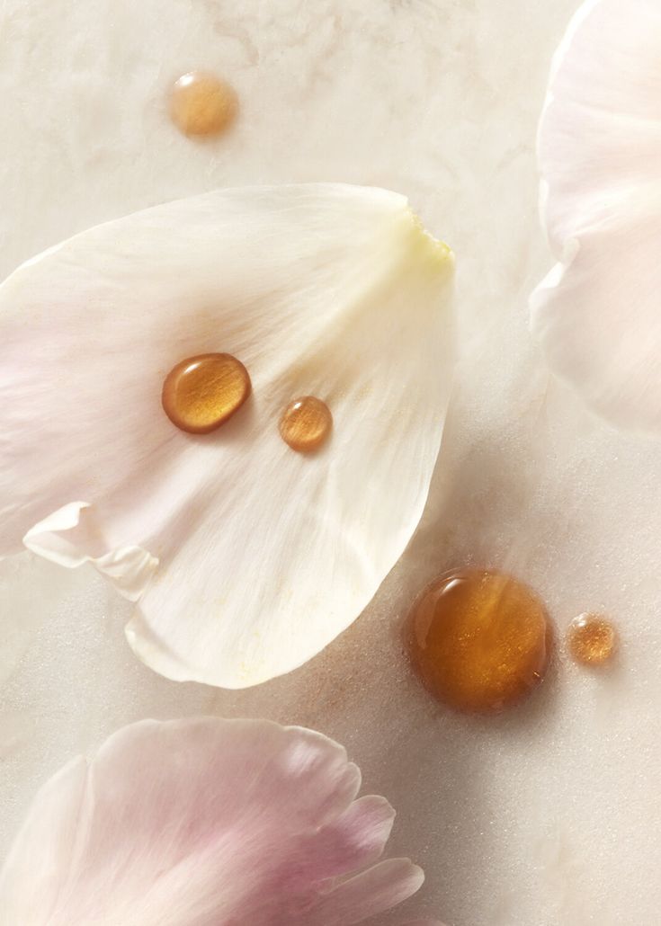 Tất nhiên, bạn hoàn toàn có thể kết hợp squalane và axit hyaluronic cùng nhau, dùng chúng độc lập hoặc trong một sản phẩm kết hợp chứa cả hai thành phần. Trong trường hợp sử dụng riêng biệt, nên áp dụng axit hyaluronic trước, bởi vì nó có khả năng hút nước. Sau đó, bạn có thể thoa squalane để tạo ra một lớp hàng rào giữ nước trong da