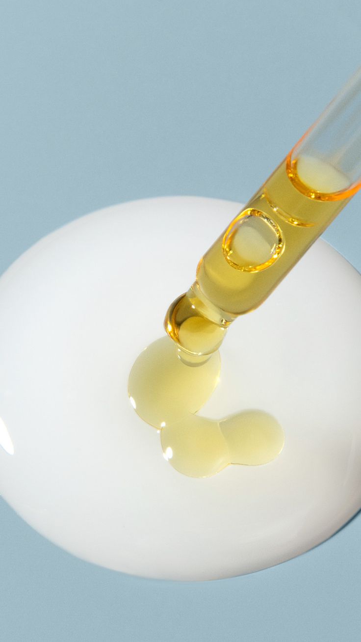 Murphy-Rose đã chỉ ra rằng sự khác biệt chính giữa squalane và axit hyaluronic nằm ở thành phần hóa học cũng như cách chúng cung cấp độ ẩm cho da