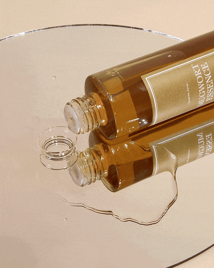 Để hiểu sự khác biệt giữa squalane và squalene, Murphy-Rose giải thích rằng squalane được tạo ra để giữ lại lợi ích dưỡng da từ squalene, nhưng với tính ổn định tốt hơn. Điều này đồng nghĩa với việc squalane thích hợp hơn trong việc chăm sóc da, bởi vì squalene là một phân tử không ổn định