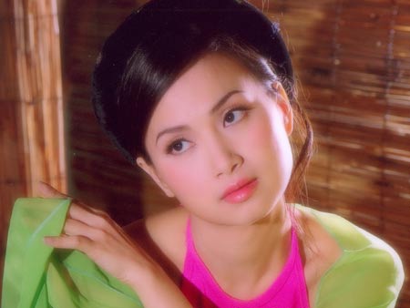 Minh Tuyết hồi trẻ với gương mặt tròn bầu bĩnh và đường nét duyên dáng