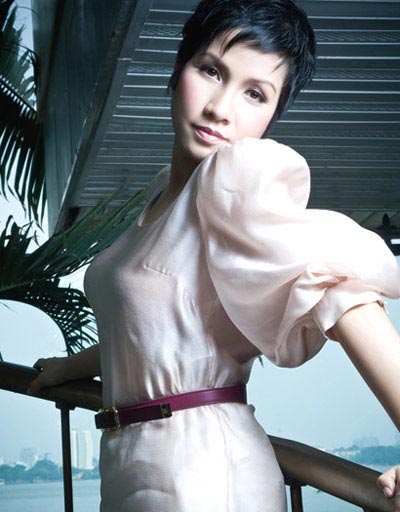 Ca sĩ Mỹ Linh với tóc tém