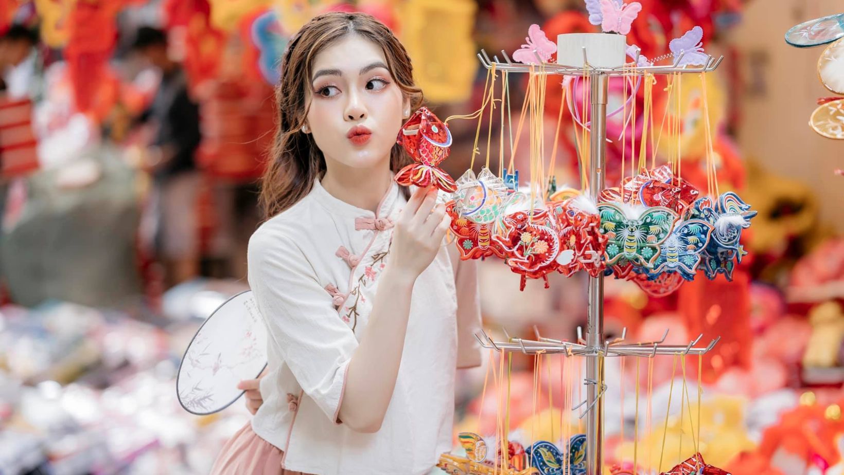 Giới trẻ "sống ảo" với đồ chơi trung thu rực rỡ sắc màu trên phố Hàng Mã