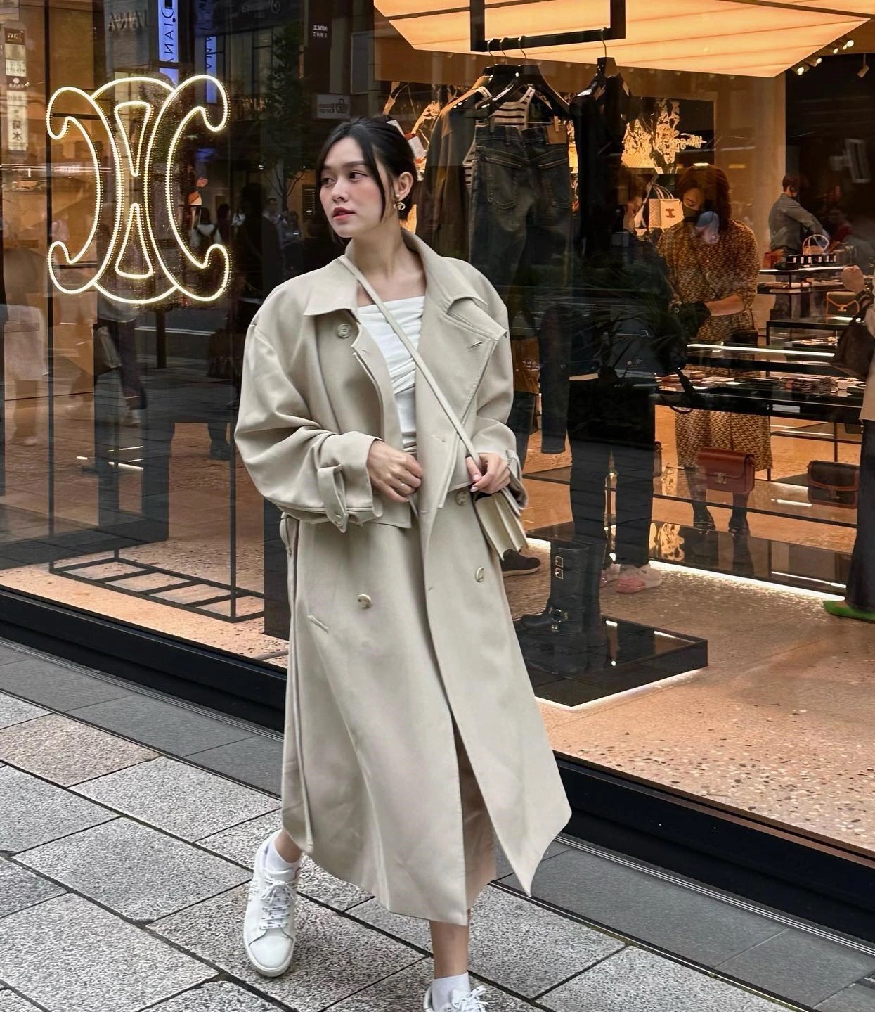 Trang phục màu trung tính nhận được sự yêu thích của nhiều chị em. Ưu điểm của kiểu trang phục này là sự tinh tế và sang trọng, khó có thể lỗi mốt