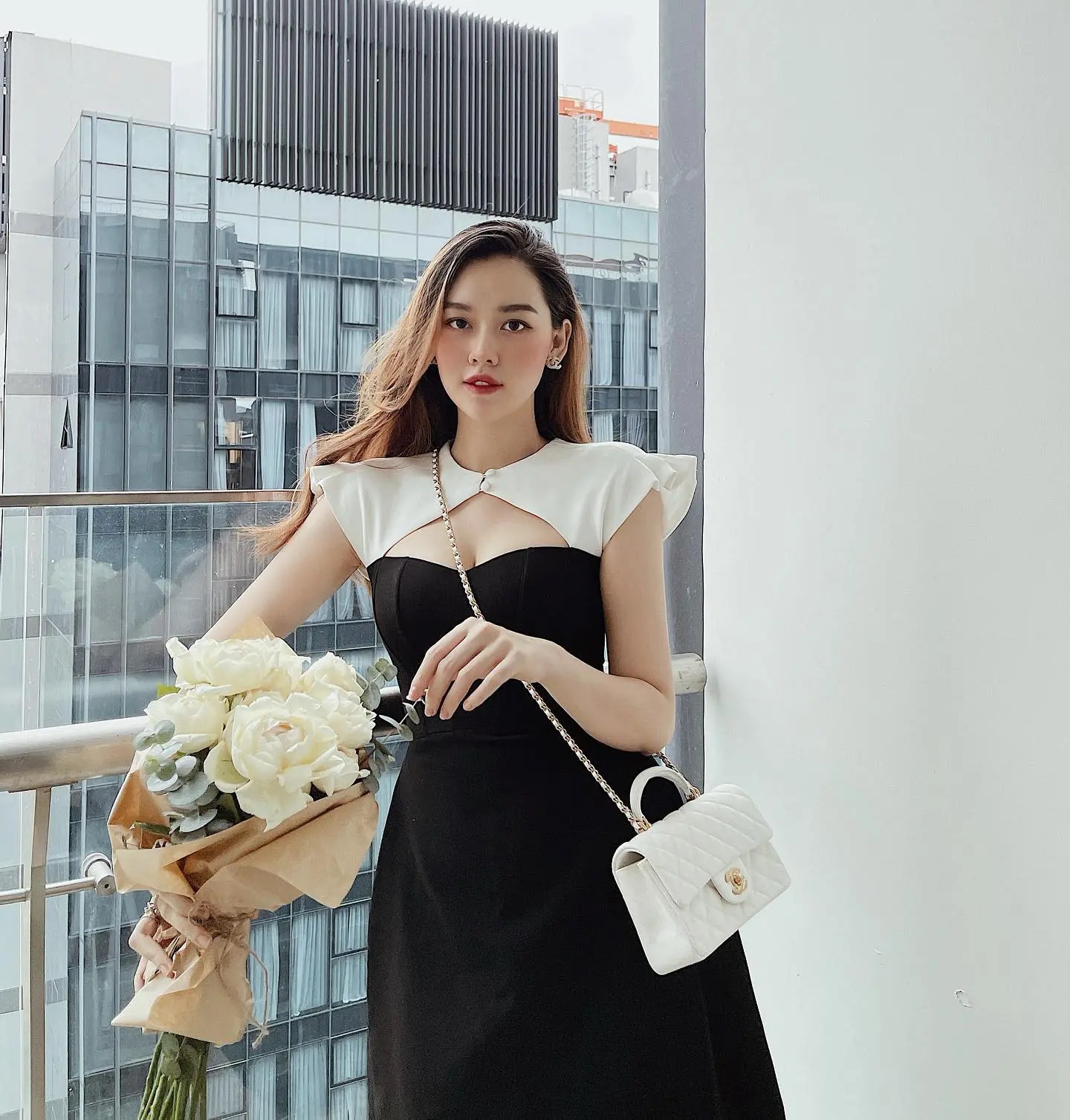 Mẫu váy tông đen và trắng của Á hậu Tường San có chi tiết cut-out nên giúp vẻ ngoài của người diện thêm nổi bật, quyến rũ. Nàng Á hậu cũng không tô điểm quá nhiều phụ kiện để tránh gây rối mắt. Cô chọn túi xách màu trắng giúp 