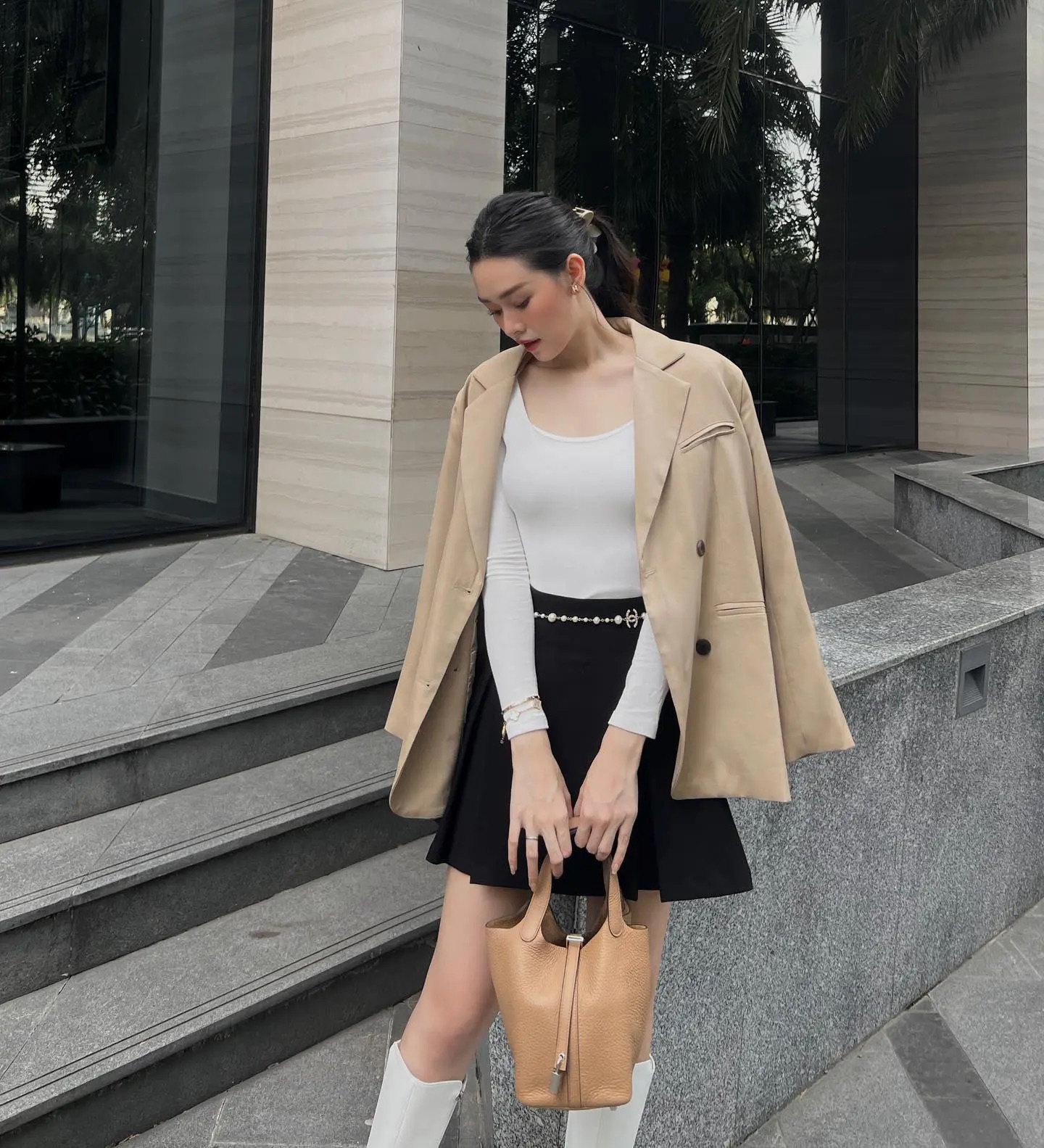 Áo khoác blazer mang tông màu be vừa có sự trang nhã, vừa 