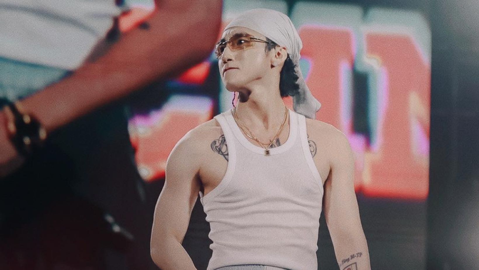 Sơn Tùng ghi điểm với hành động không xả rác trên sân khấu: 10 điểm tinh tế!