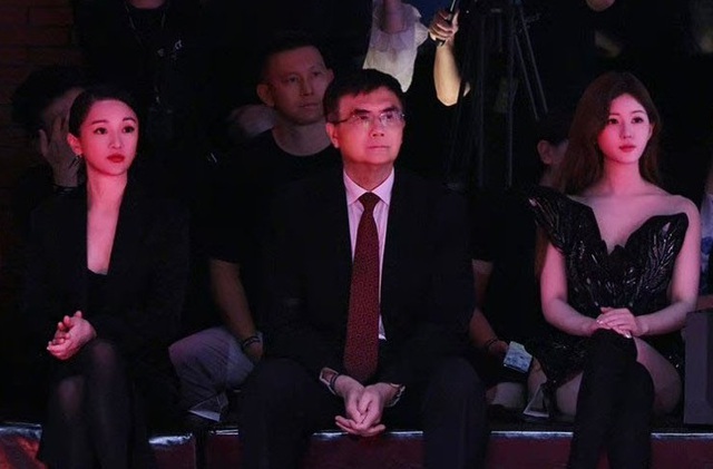 Không chỉ các mỹ nhân cùng thời, Triệu Lộ Tư còn bị các đàn chị “dìm hàng” nhan sắc khi chung khung hình. Gần đây nhất là khi mỹ nhân “Tinh hán xán lạn” tham gia sự kiện cùng đại Hoa đán Châu Tấn