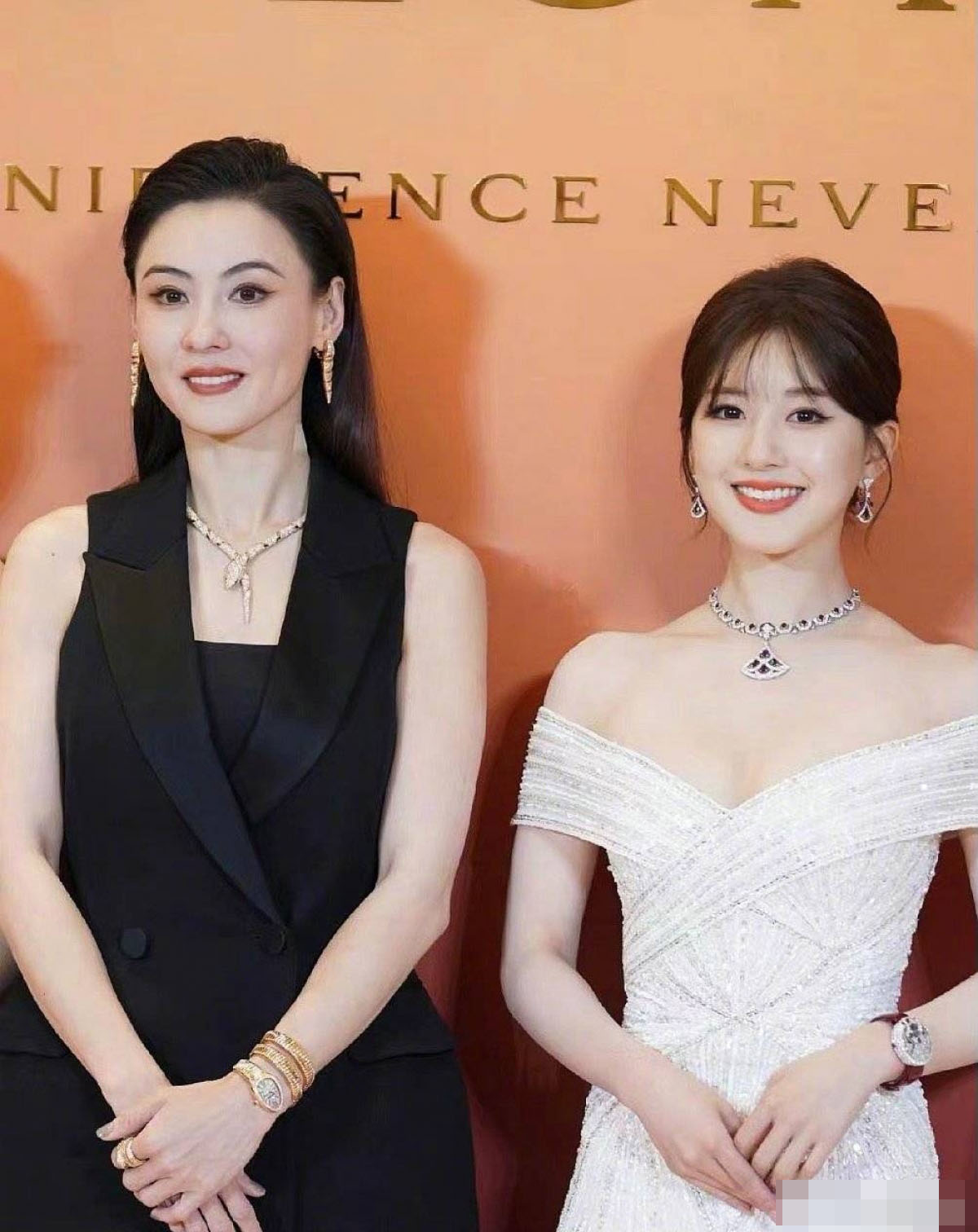 Một đại mỹ nhân khác từng khiến Triệu Lộ Tư bị lu mờ tại sự kiện chính là Trương Bá Chi. Dù cách biệt gần 20 t.uổi, nhưng nét trẻ trung và thanh thuần của Triệu Lộ Tư được nhận xét không thể đọ được với vẻ quyến rũ mà Trương Bá Chi sở hữu