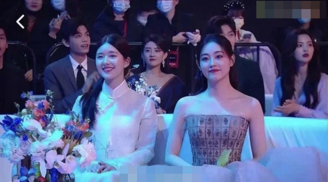 Khoản tạo hình khi tham gia sự kiện cũng từng là điểm yếu của Triệu Lộ Tư. Điển hình như khi tham gia sự kiện Tinh Quang Đại Thưởng 2020, tạo hình nhạt nhòa cùng kiểu tóc làm lộ gương mặt tròn đã khiến Triệu Lộ Tư hoàn toàn lu mờ khi chung khung hình với Chúc Tự Đan