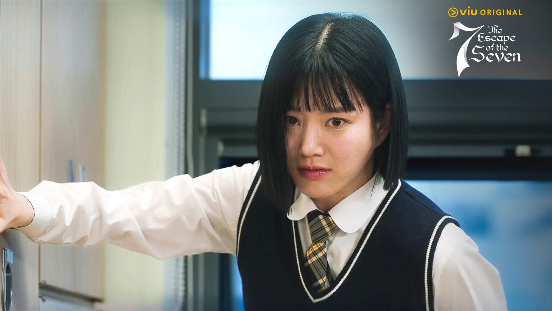 Han Mo Ne được biết đến là cô gái xinh đẹp, kiêu ngạo với gia thế giàu có và là ngôi sao của trường Trung học Myeongju ở Gangnam. Nhưng tất cả sự hoàn mỹ đó chỉ là bề ngoài của lời nói dối chết người.