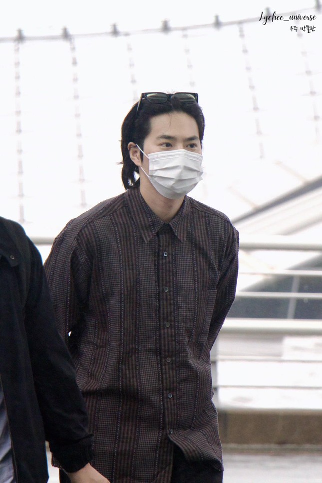 Nhiều người hâm mộ bình luận vui phong cách của trưởng nhóm EXO hôm nay đúng chuẩn 