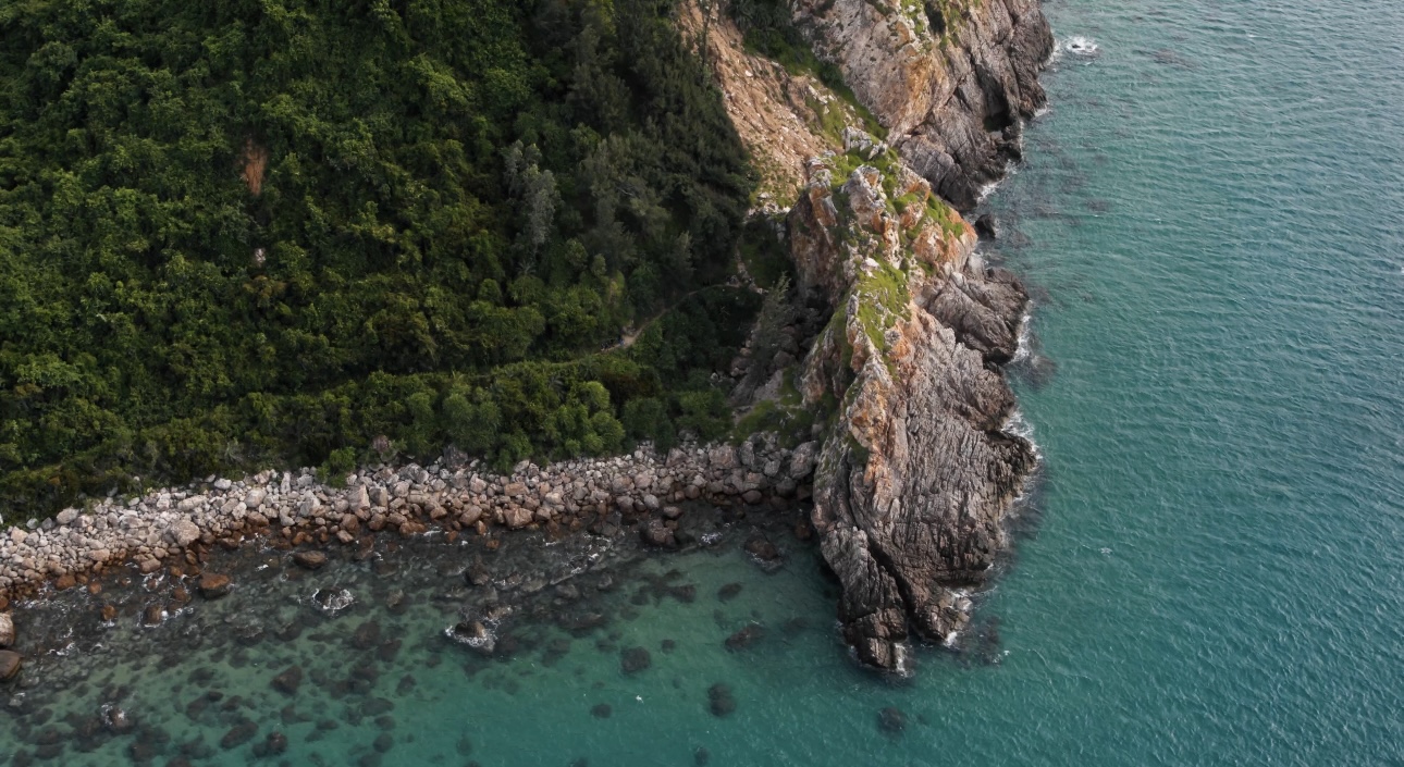 sự hòa quyện giữa vẻ đẹp hoang sơ và sức mạnh của biển cả, tạo nên một trải nghiệm độc đáo và thú vị.